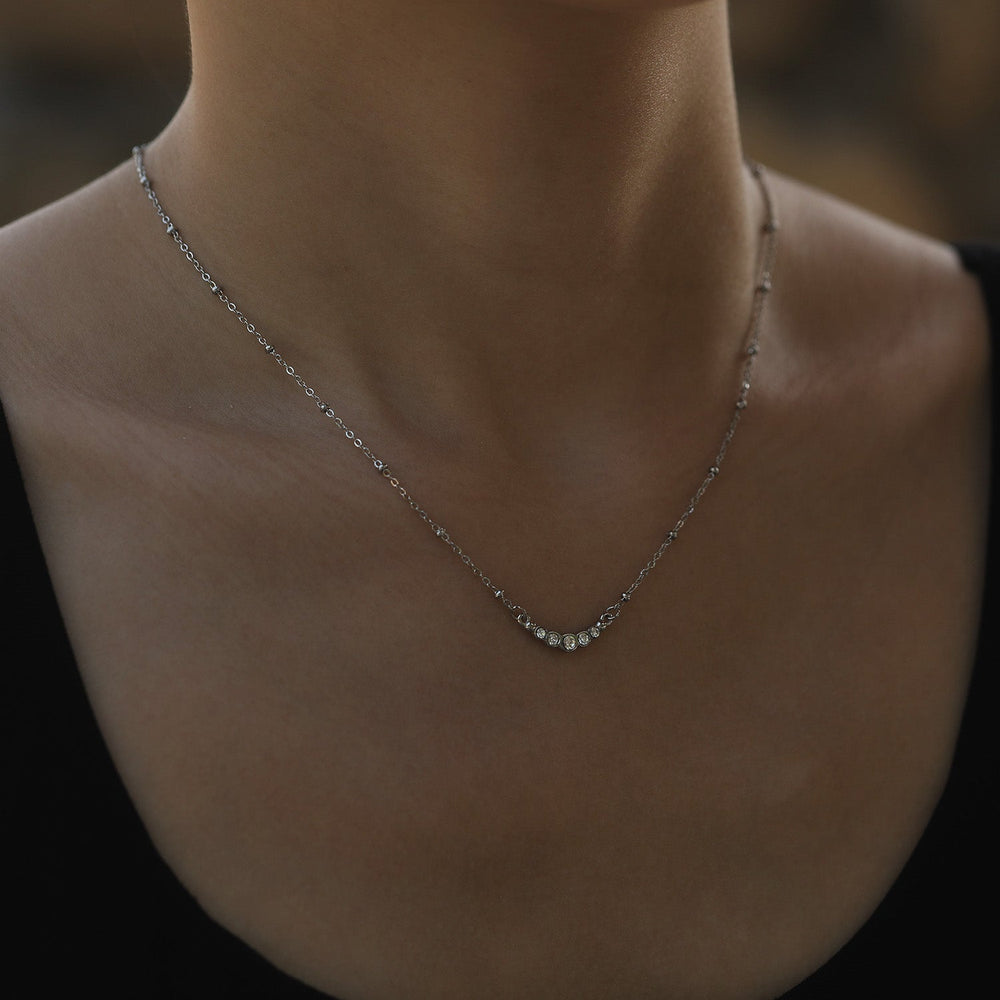 Collier Kimi à chaîne perlée argentée avec pendentif délicat en zircon pavé