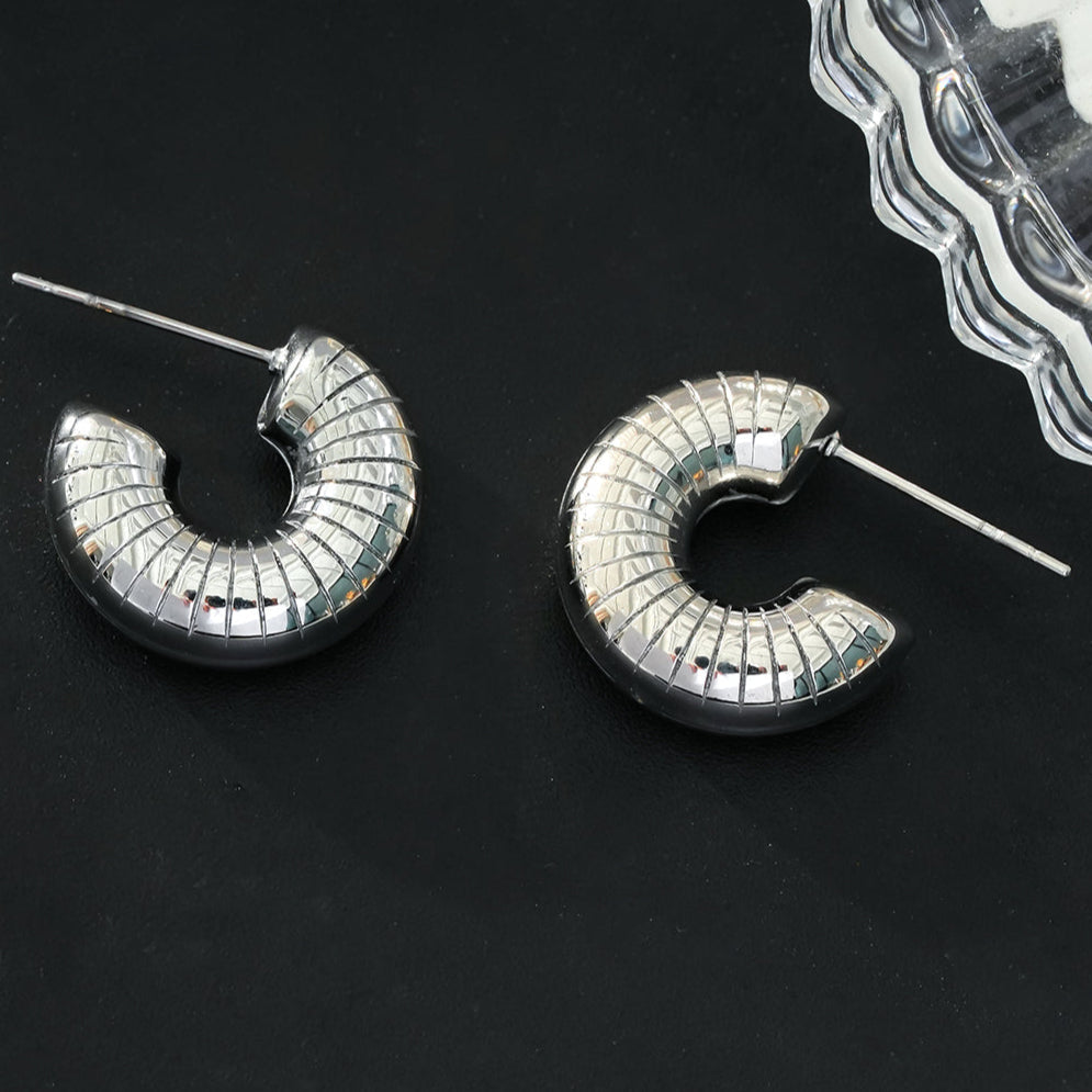 Boucles d'oreilles KOTOHIRA : anneaux texturés à l'aspect creux épais, ton or blanc argenté