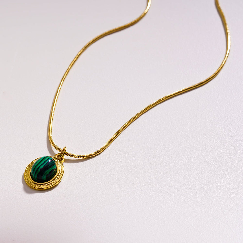 KRISTOS : Chaîne texturée peau de serpent d'inspiration vintage retenant un pendentif ovale en malachite
