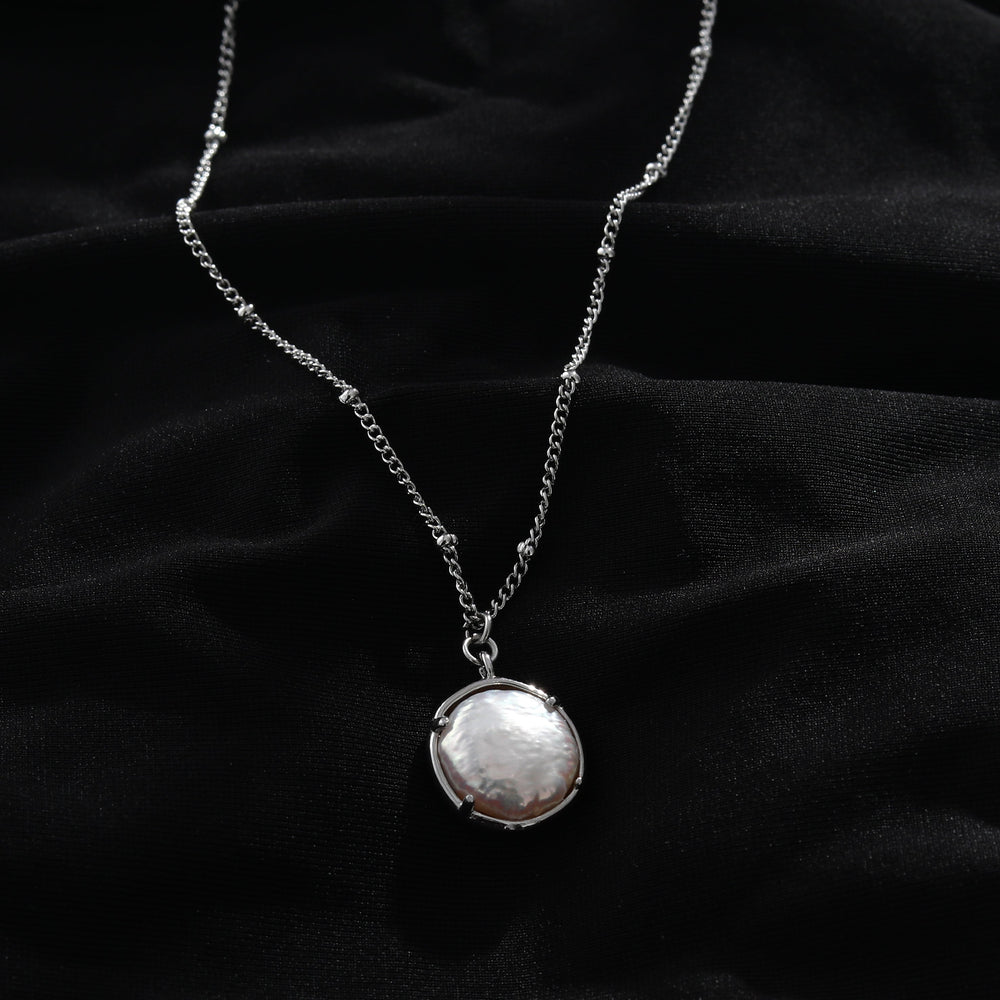 Pendentif LERATI avec perle d'eau douce enchâssée sur chaîne perlée en argent