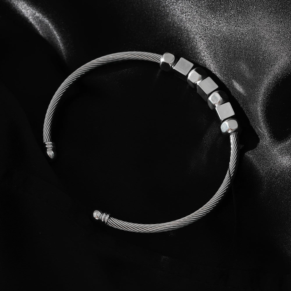 Style MALDONA : Bracelet chic industriel avec perles rondes et carrées en or blanc (ton argenté)