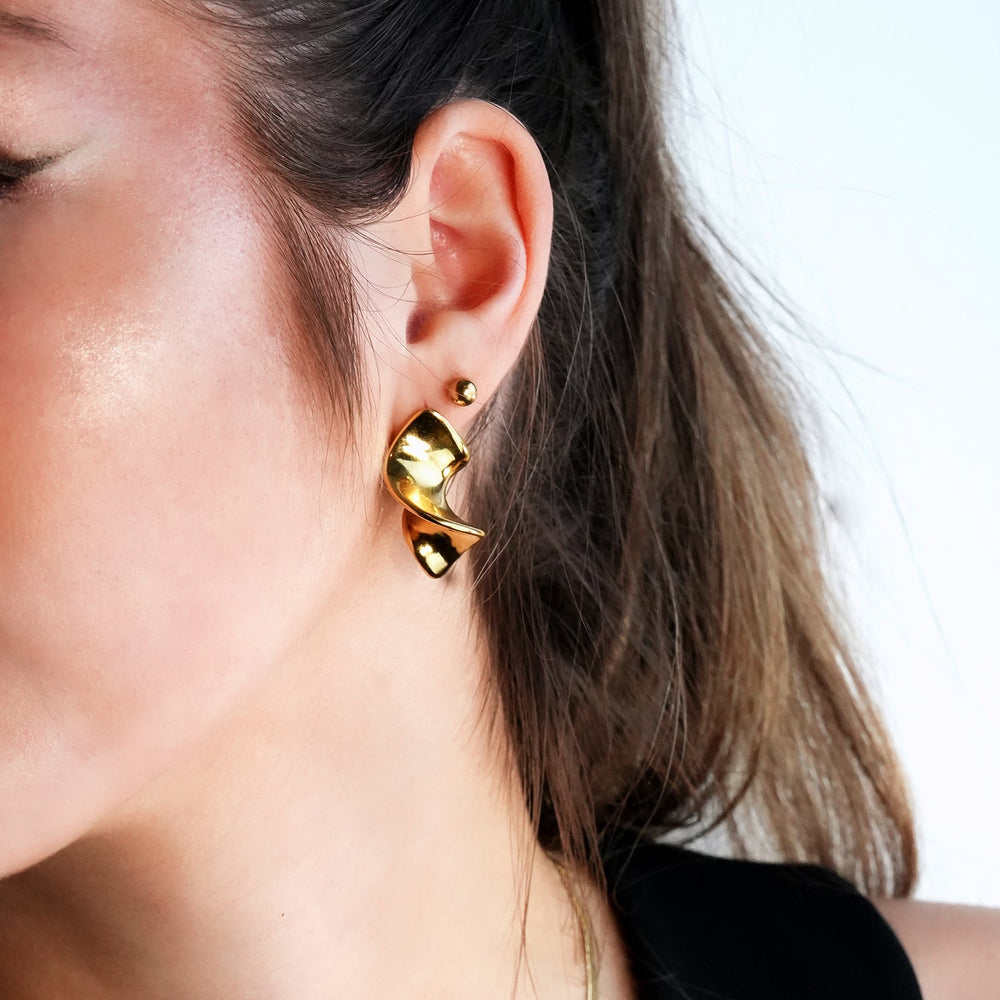 Boucles d'oreilles clous MARGINA : Forme torsadée avant-gardiste moderne – Une déclaration audacieuse d'élégance contemporaine