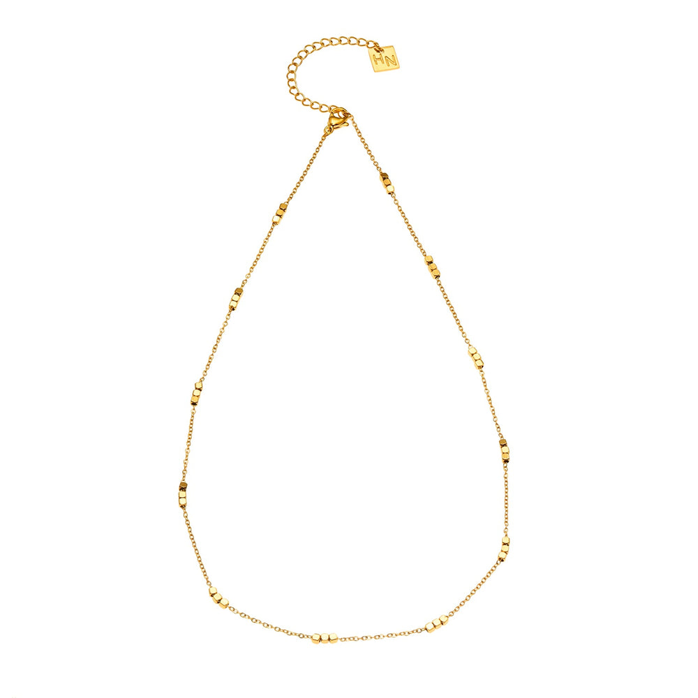 ERISSA : Collier à fines mailles dorées avec trio de perles carrées