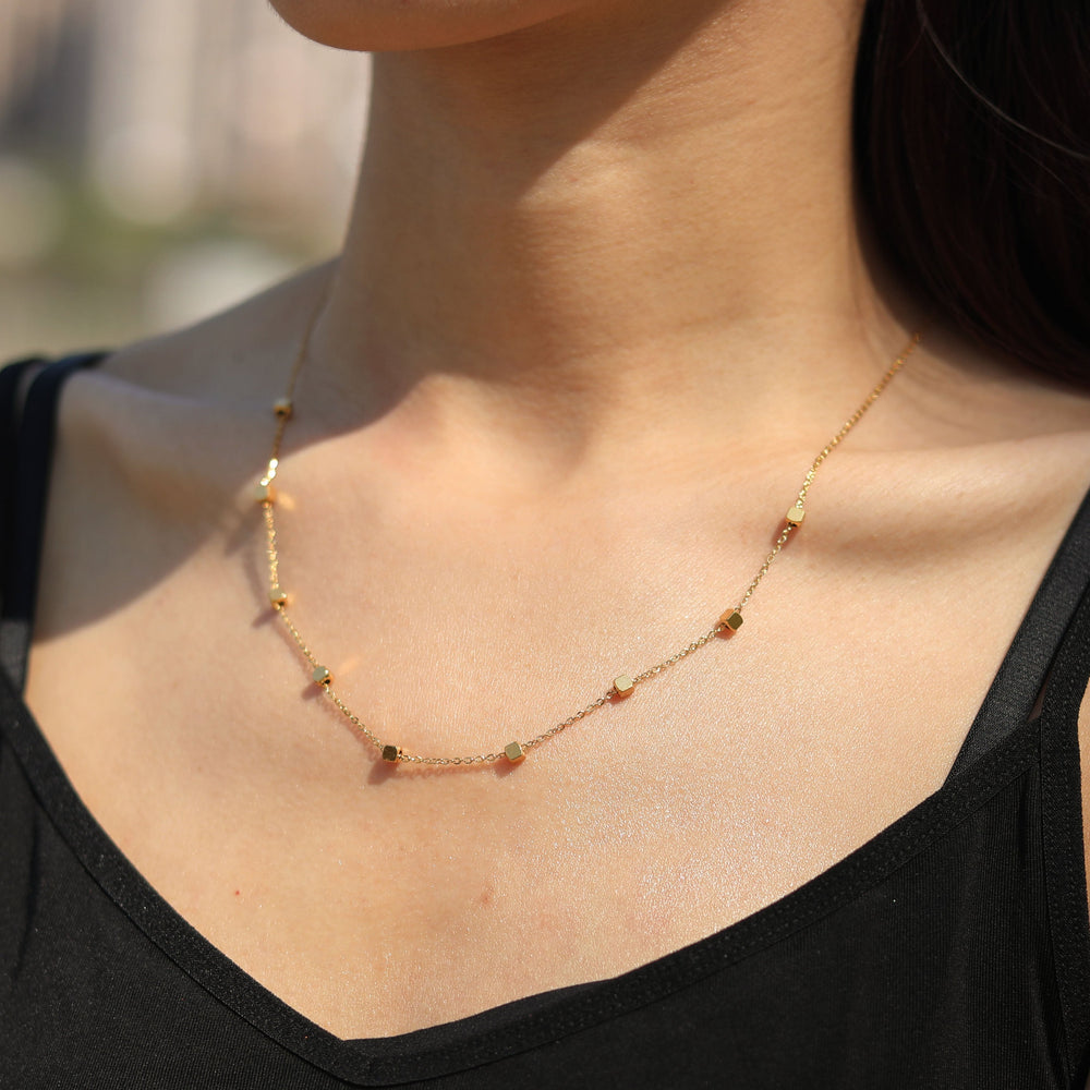 Collier à chaîne dorée délicate avec perles carrées CALLA