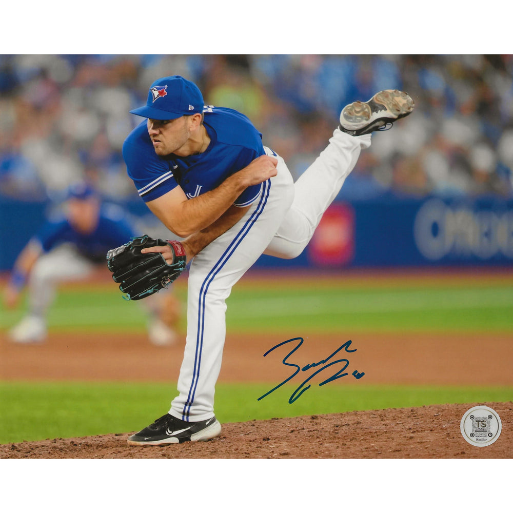 Photo 8x10 de Zach Pop dédicaçant une balle des Blue Jays de Toronto, vue de face