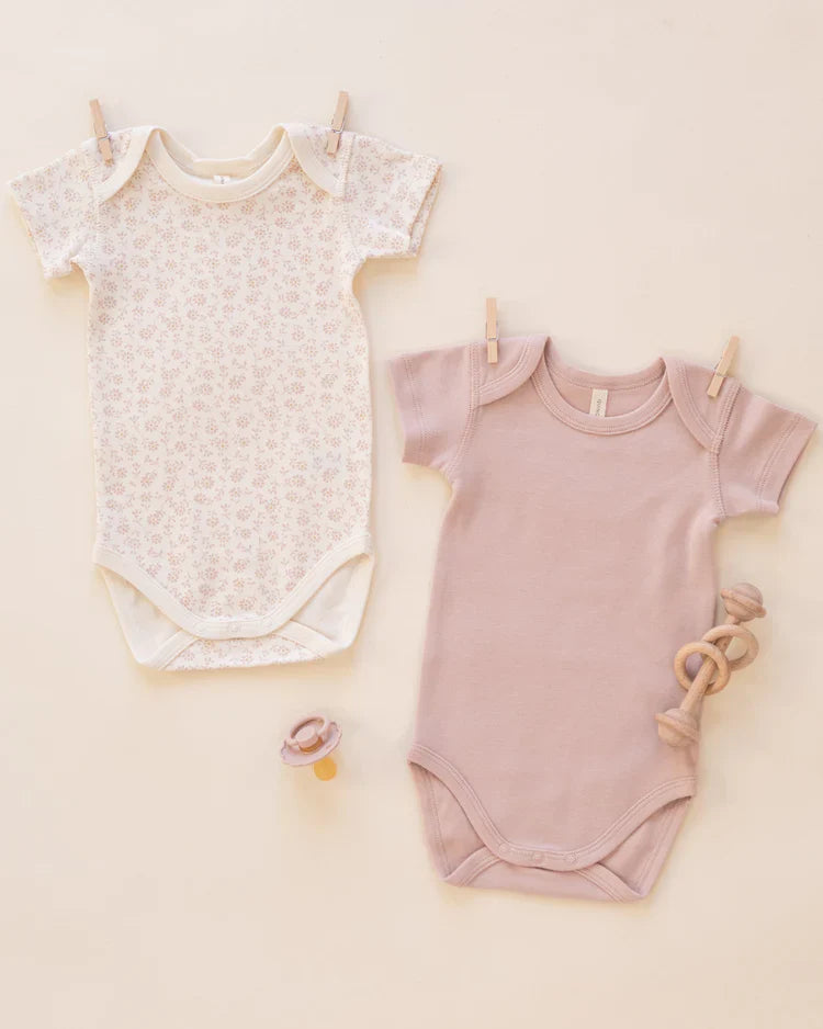 Ensemble de 2 barboteuses à manches courtes | Imprimé fleuri, Rose | Quincy Mae
