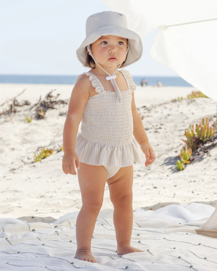 Maillot de bain une pièce smocké | Rayures bleu et caramel | Quincy Mae