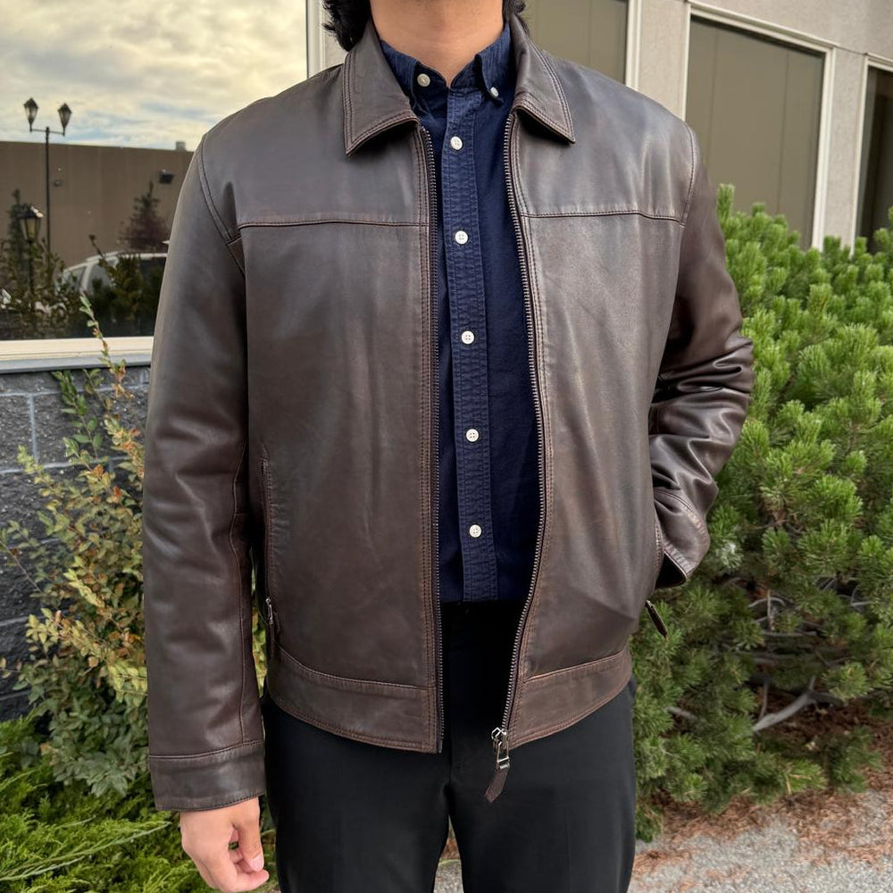Veste en cuir d'agneau pour homme. Coupe classique marron avec fermeture éclair intégrale et poches latérales