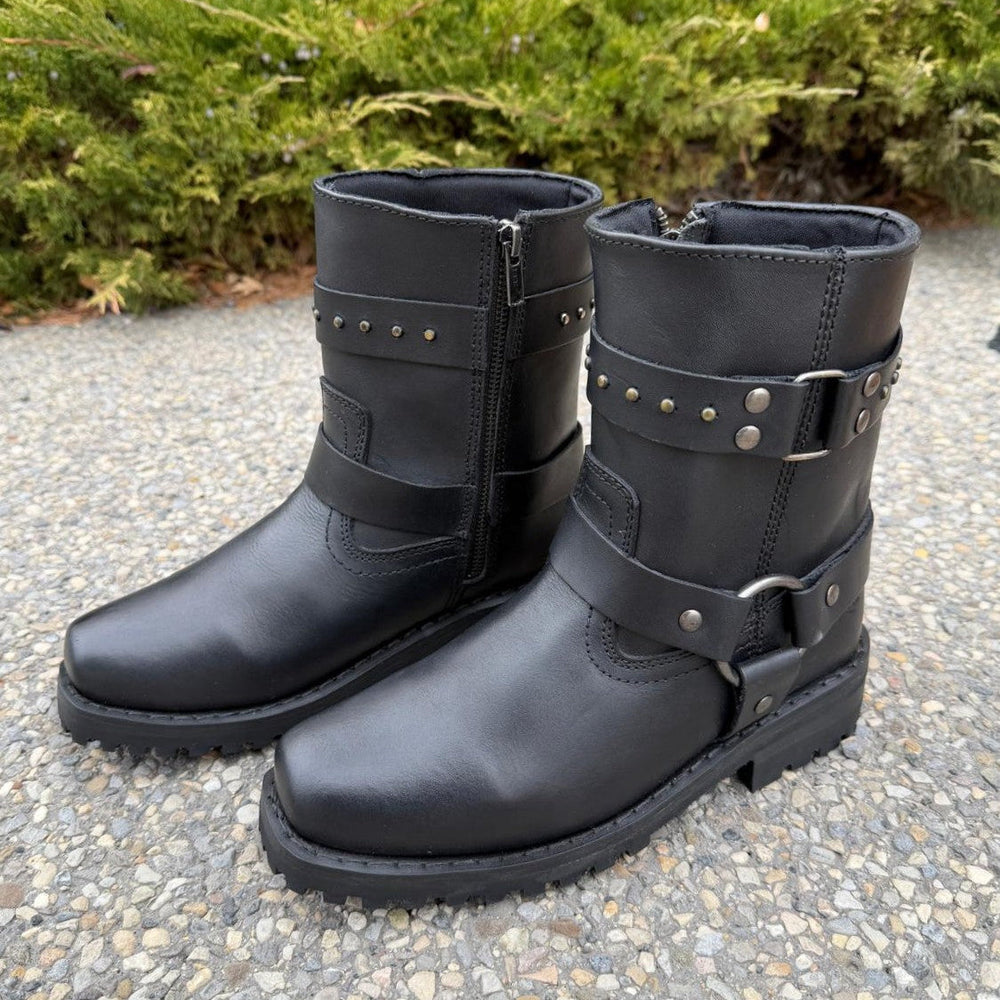 Bottes moto en cuir pour femmes. Cuir de vachette noir avec brides cloutées et fermeture éclair latérale