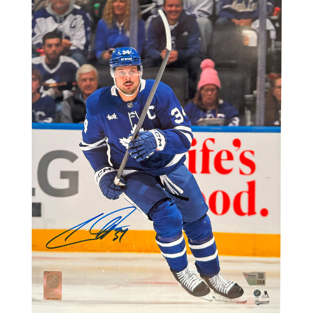 Photo autographiée 11x14 d'Auston Matthews des Maple Leafs de Toronto, patinant avec un "C"