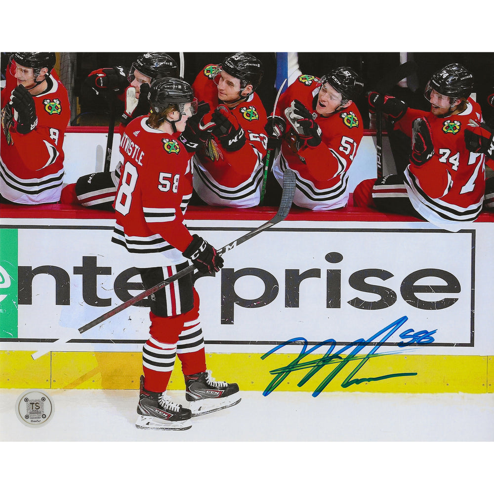 Photo de Mackenzie Entwistle autographe célébration de but des Blackhawks de Chicago 8x10