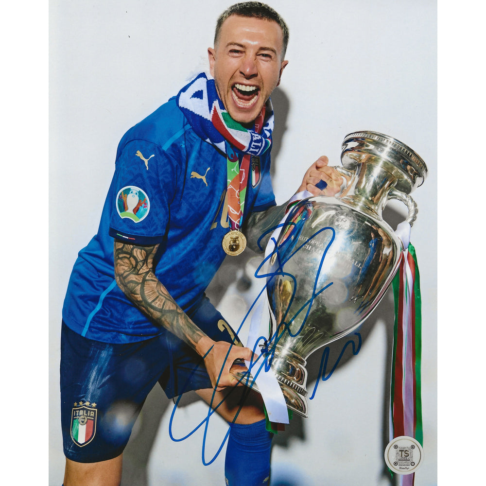 Photo 8x10 dédicacée de Federico Bernardeschi avec le trophée de l'UEFA Euro 2020 de l'équipe nationale italienne de football