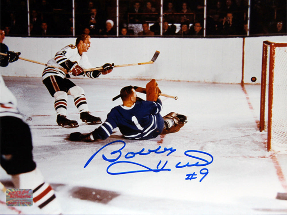 BOBBY HULL MARQUE UN BUT SUR UNE PHOTOGRAPHIE DE JOHNNY BOWER AUTOGRAPHES 8" X 10" – CHICAGO BLACKHAWKS VS TORONTO MAPLE LEAFS ARTICLE DE COLLECTION LNH (8" X 10")