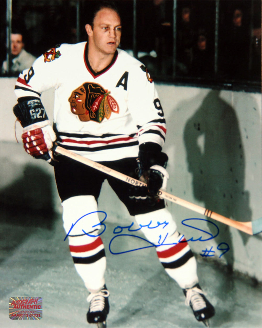 PHOTOGRAPH BOBBY HULL 8" X 10" MAILLOT BLANC AUTOGRAPHIE – ARTICLE DE COLLECTION HOCKEY SIGNE LNH BLACKHAWKS DE CHICAGO (8" X 10")