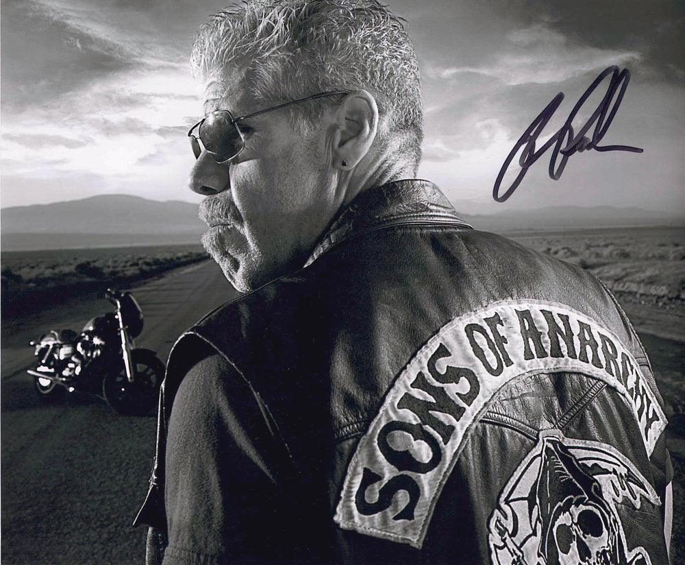 PHOTO 8" X 10" SIGNÉE PAR RON PERLMAN AVEC LA VESTE DU CLUB SONS OF ANARCHY – Objet de collection authentique de l'émission de télévision de motards