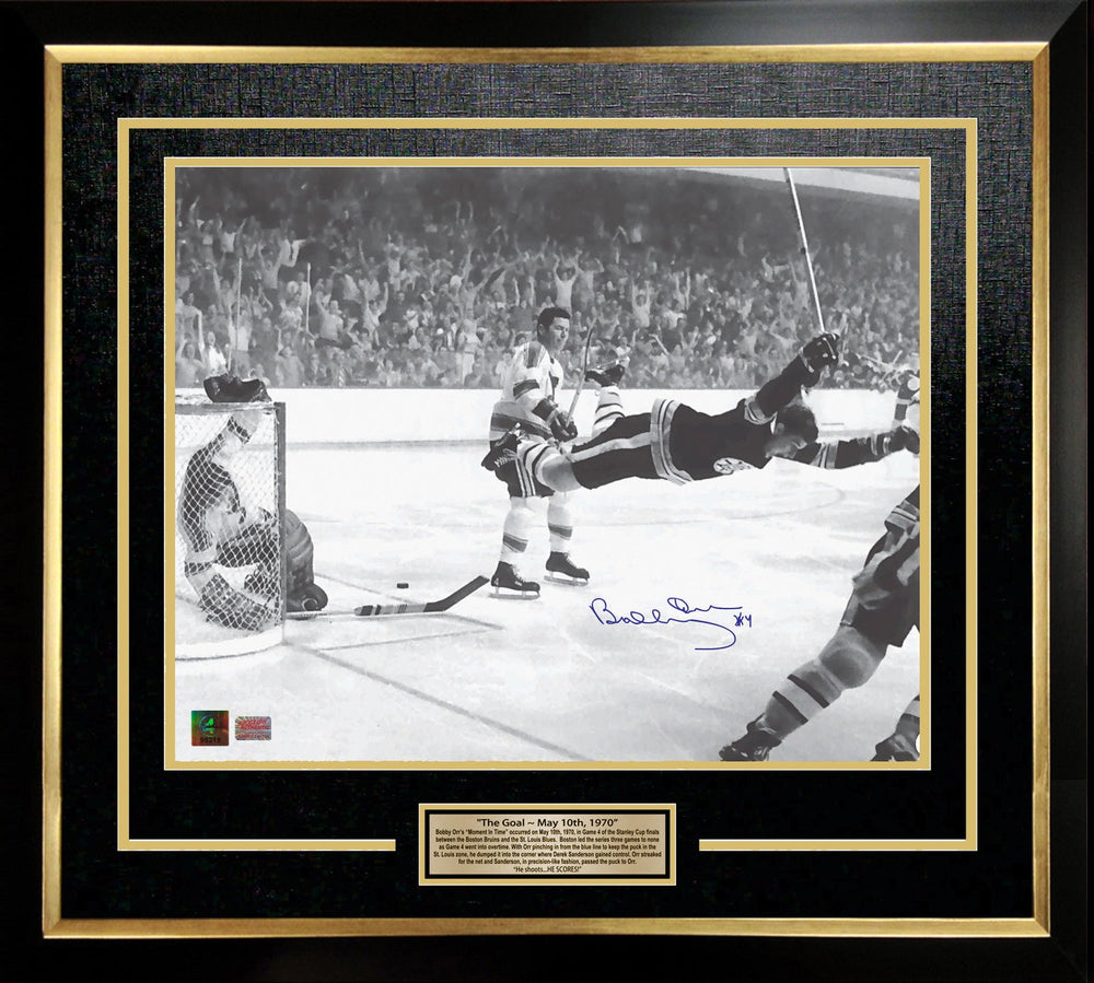 BOBBY ORR "THE GOAL" PHOTO ENCADRÉE ET SIGNÉE 16" X 20" - COLLECTION LNH BRUINS DE BOSTON - COA GNR (24" X 20")