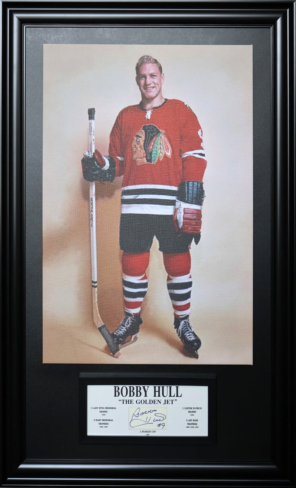 PLAQUE ENCADRÉE ET TOILE SIGNÉES BOBBY HULL – HOMMAGE SURDIMENSIONNÉ AUTOGRAPHIÉ AUX LÉGENDES (49,5" X 29,5")