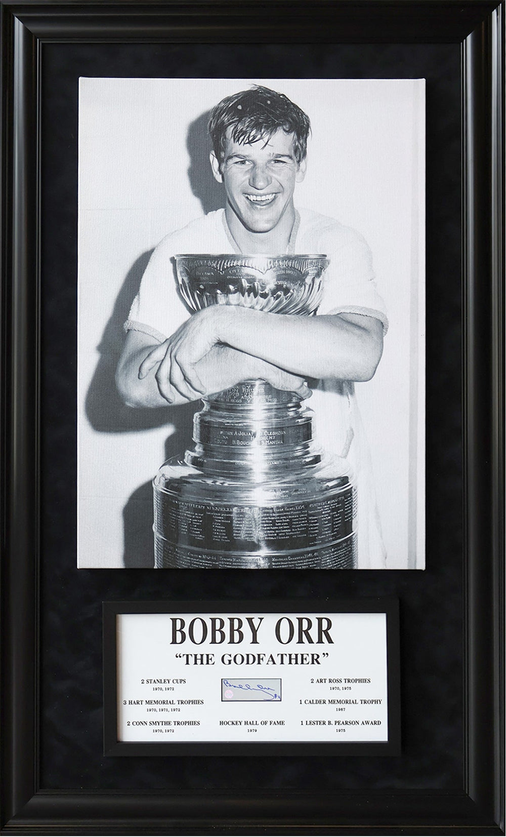 PLAQUE ET TOILE ENCADRÉES BOBBY ORR SIGNÉES – GRANDS NOMS DE TOUS LES TEMPS – PRÉSENTOIR DE HOCKEY AUTOGRAPHIÉ SURDIMENSIONNÉ - AVEC CERTIFICAT D'AUTHENTICITÉ GNR (49,5 PO X 29,5 PO)