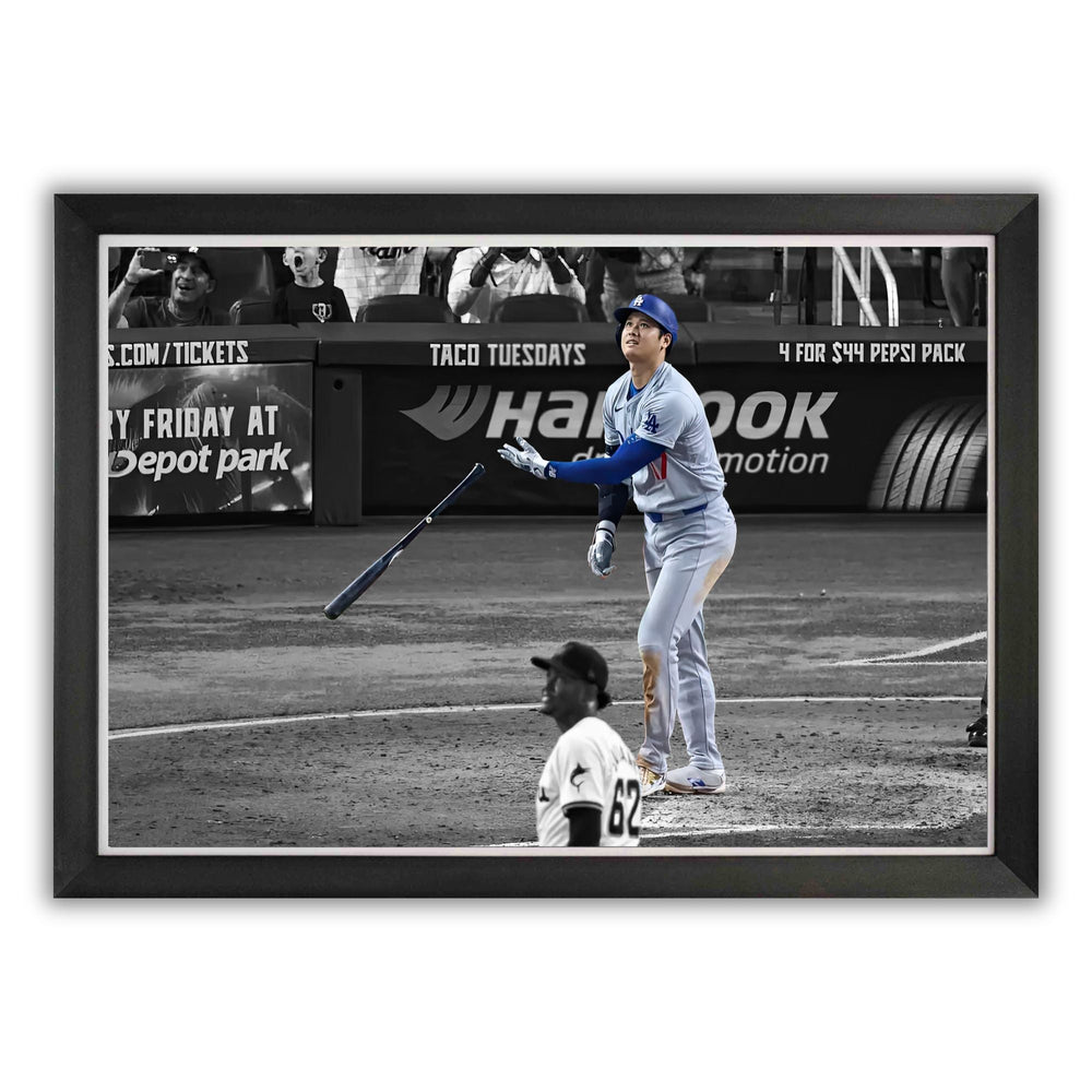 SHOHEI OHTANI TOILE ENCADRÉE - MOMENT DU 50E CIRCUIT DE SAISON - ÉTOILE DU BASEBALL DE LOS ANGELES (33,5" X 23,5")