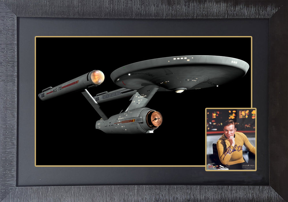 PHOTO DU CAPITAINE KIRK DE STAR TREK AUTOGRAPHIÉE PAR WILLIAM SHATNER – OBJET DE COLLECTION DE SCIENCE-FICTION AUTHENTIQUE SIGNÉ – OBJET DE COLLECTION TREKKIE ENCADRÉ DE QUALITÉ MUSÉE (38" X 28")