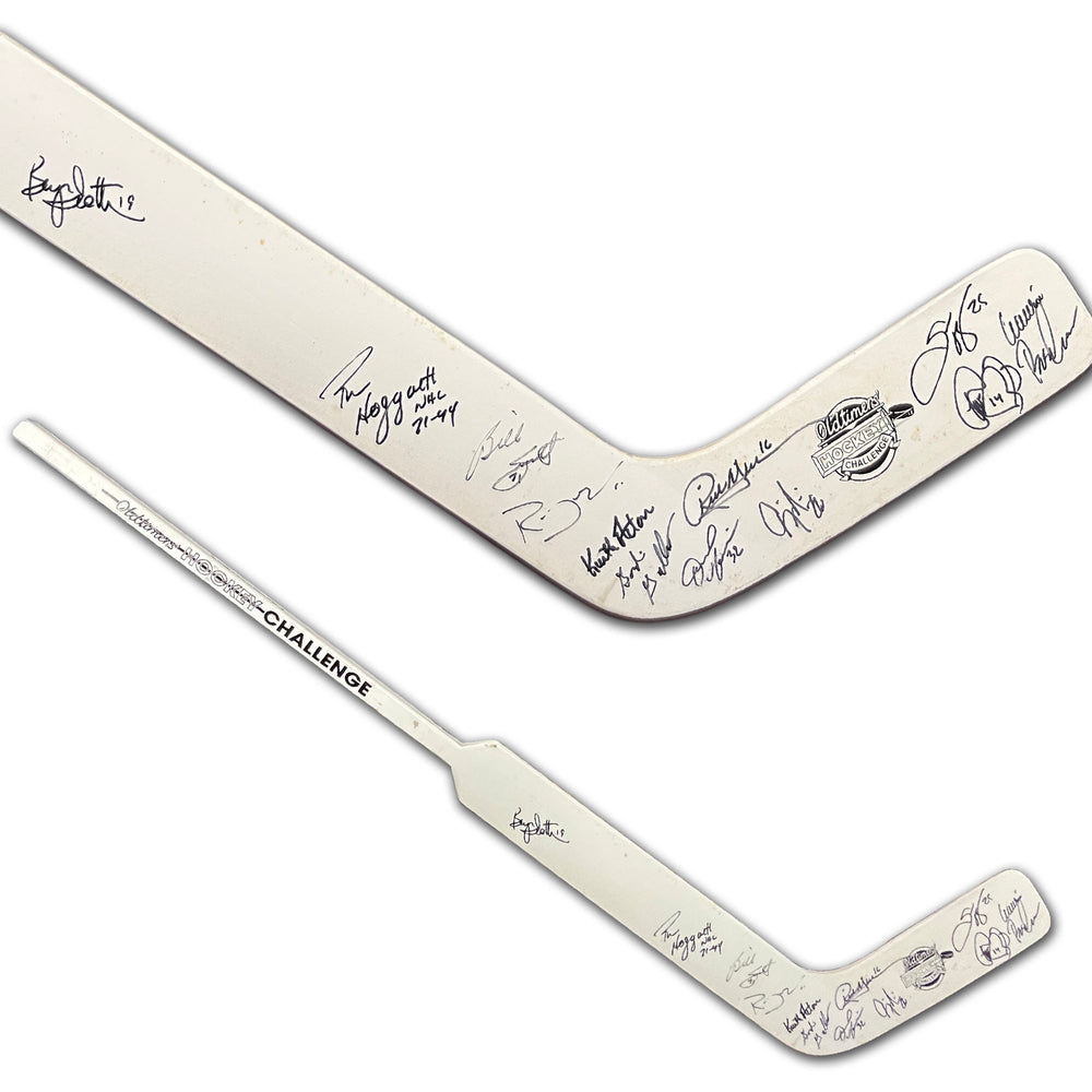 BÂTON DE GARDIEN DE BUT PLEINE TAILLE OLDTIMERS HOCKEY CHALLENGE – ARTICLES DE LA LNH AUTOGRAPHES AVEC 13 SIGNATURES DONT BILLY SMITH, BRYAN TROTTIER, THEOREN FLEURY ET AUTRES – CERTIFICAT D'AUTHENTICITÉ INCLUS