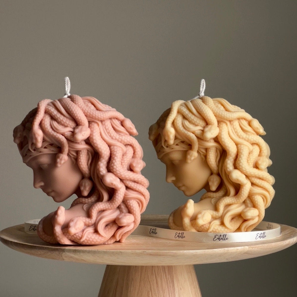Bougie en cire de soja Méduse : Bougie sculpturale en forme de tête de femme