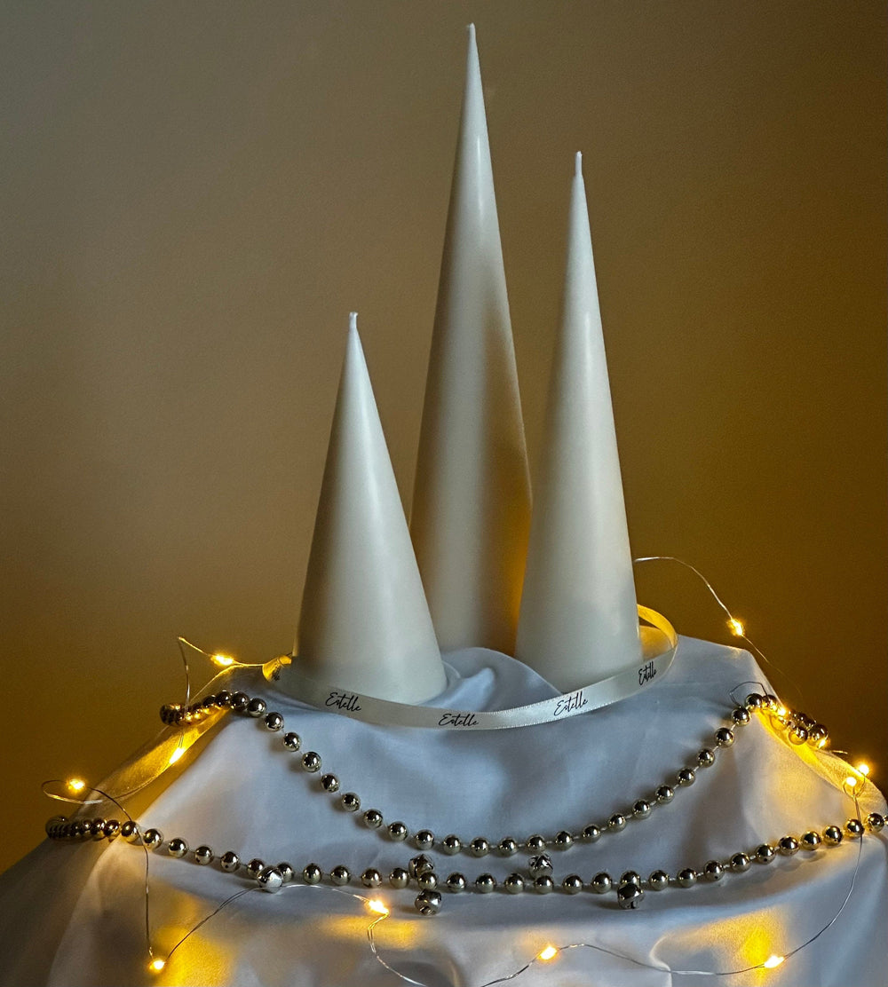 Lot de bougies coniques de Noël minimalistes : Décoration en cire de soja coulée à la main