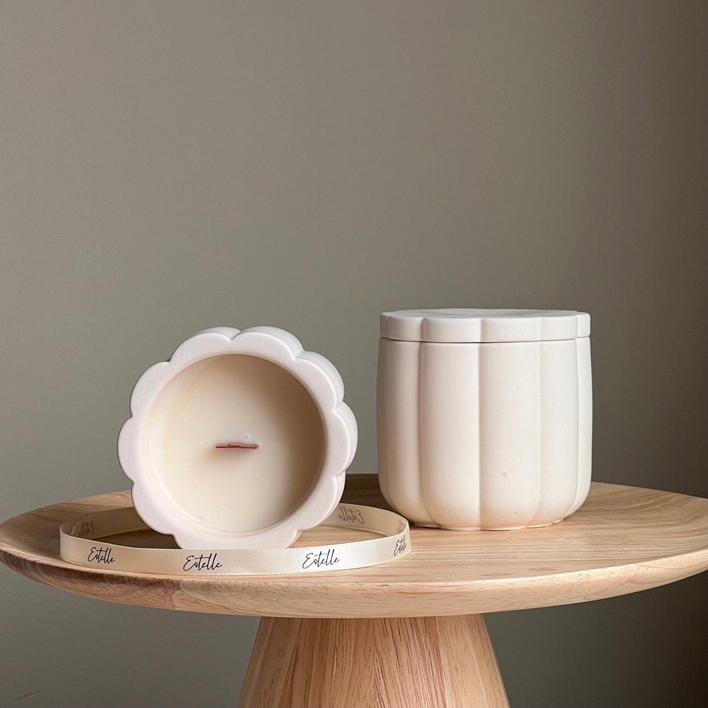 Bougie en cire de soja artisanale en forme de fleur, dans un pot en Jesmonite en forme de fleur avec mèche en bois