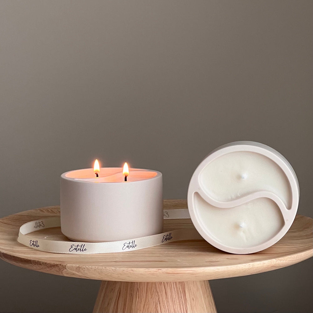 Bougie Yin Yang en cire de soja dans un pot en Jesmonite - Parfum personnalisé