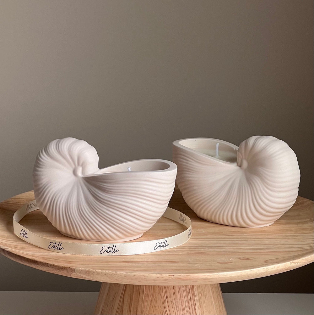 Bougie parfumée faite à la main en cire de soja avec coquillages dans un récipient en Jesmonite