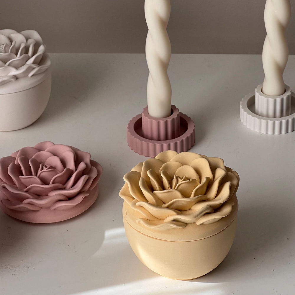 Bougie parfumée à la cire de soja et à la rose dans un pot en Jesmonite : Bougie parfumée faite à la main