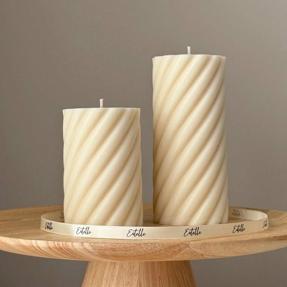 Duo de bougies piliers en soja torsadées faites à la main : Décoration sculpturale pour la maison