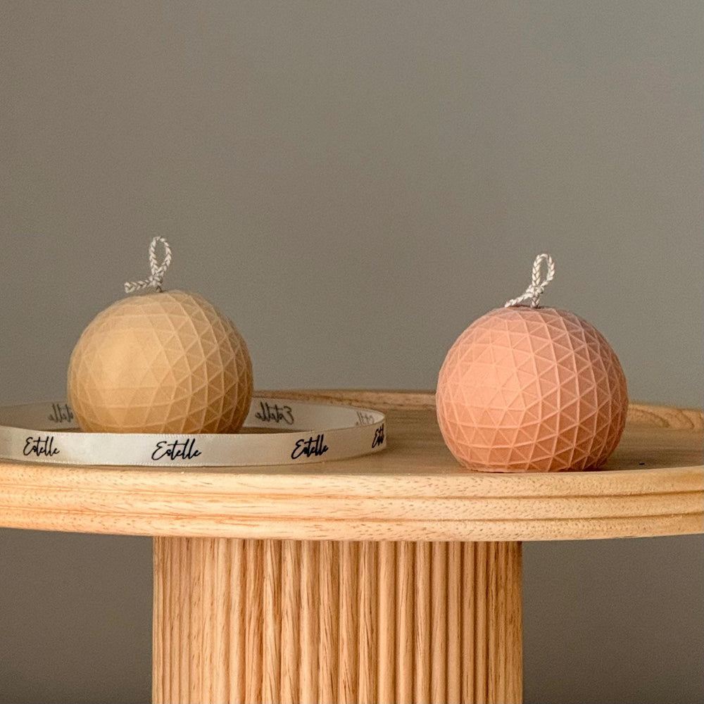 Bougie Sphère Géométrique – Design Sculptural Texturé