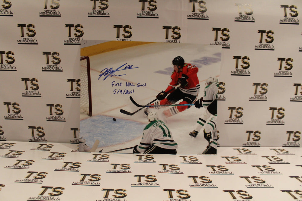 Photo Mackenzie Entwistle dédicacée des Blackhawks de Chicago, but 16x20, avec l'inscription "Premier but LNH 09/05/2021"