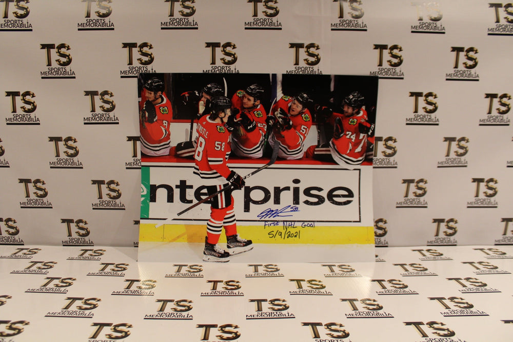 Photo autographe 16x20 de Mackenzie Entwistle célébrant un but pour les Blackhawks de Chicago, avec l'inscription « First NHL Goal 5/9/2021 »