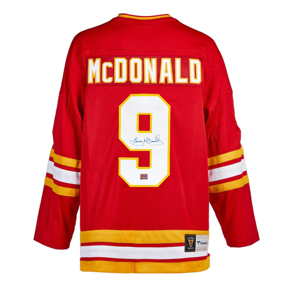 MAILLOT DES FLAMES DE CALGARY AUTOGRAPHÉ PAR LANNY MCDONALD – OBJET DE COLLECTION SOUVENIR DE HOCKEY LNH SIGNÉ (TAILLE L OU XL)