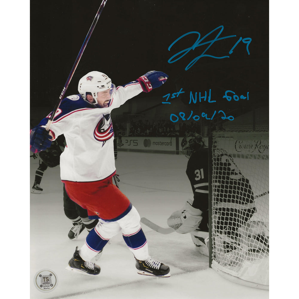 Photo 8x10 de Liam Foudy des Columbus Blue Jackets, autographiée et légendée « 1st NHL Goal 08/09/20 », le représentant célébrant un but.