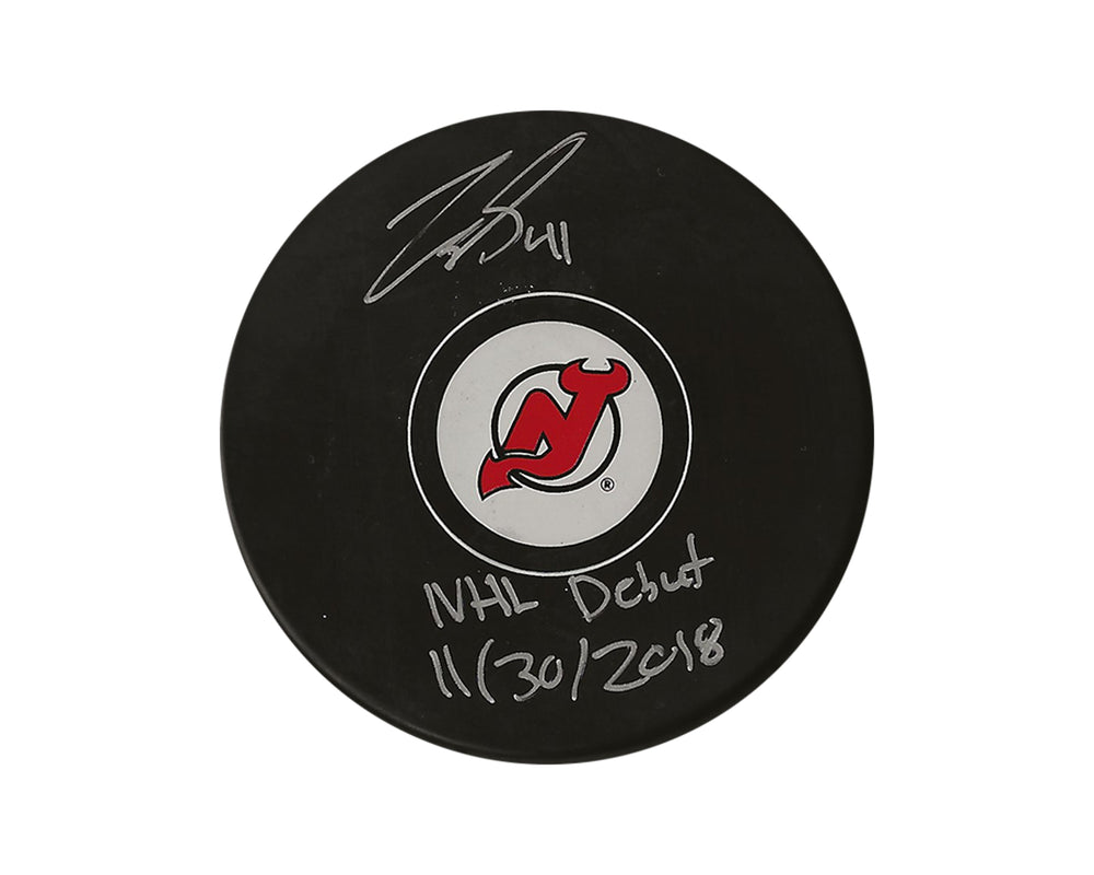 Palet de hockey autographié par Michael McLeod des Devils du New Jersey, portant l'inscription "NHL Debut 11/30/2018"
