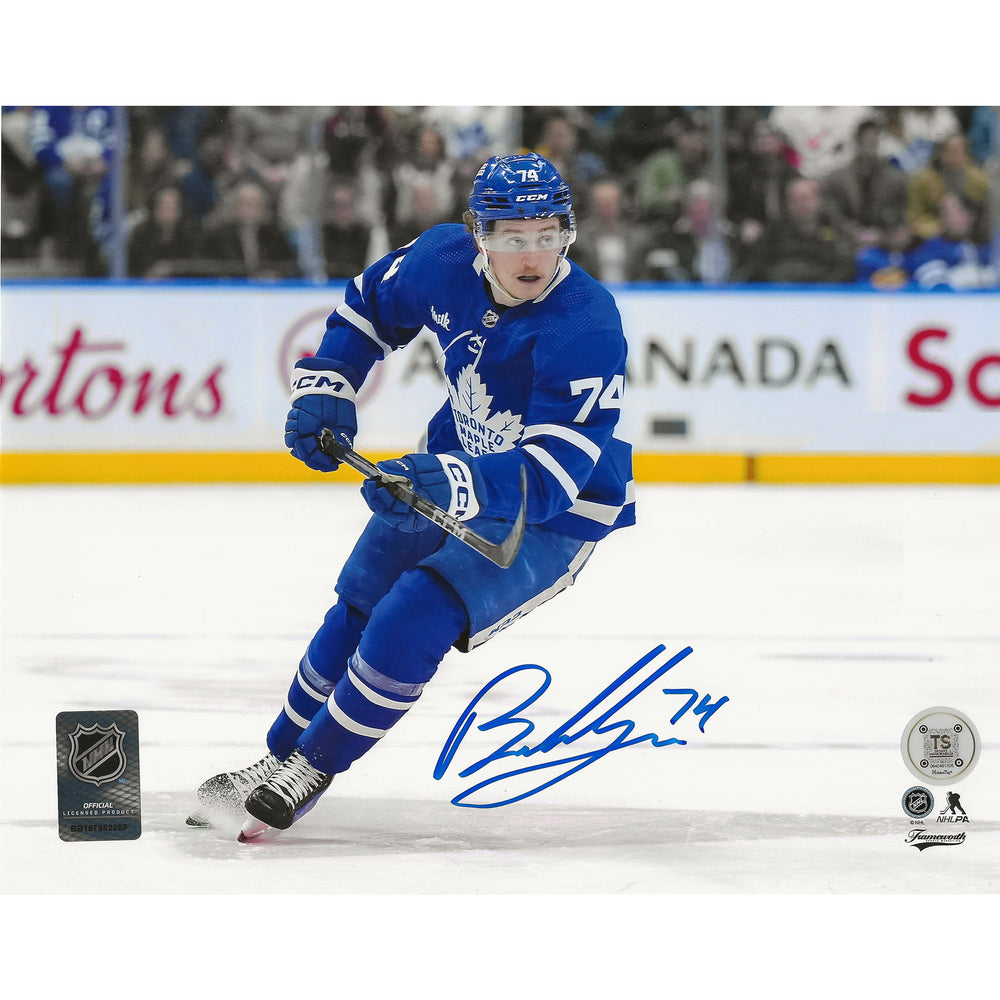 Photo 8x10 de Bobby McMann, joueur des Maple Leafs de Toronto, patinant et autographiée