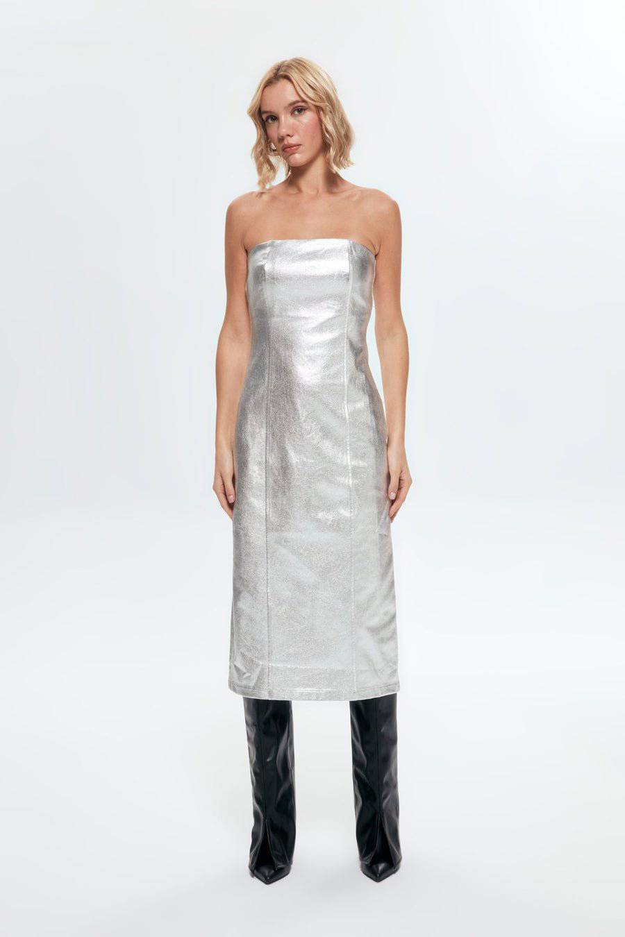 Robe moulante mi-longue sans bretelles en denim argenté métallisé