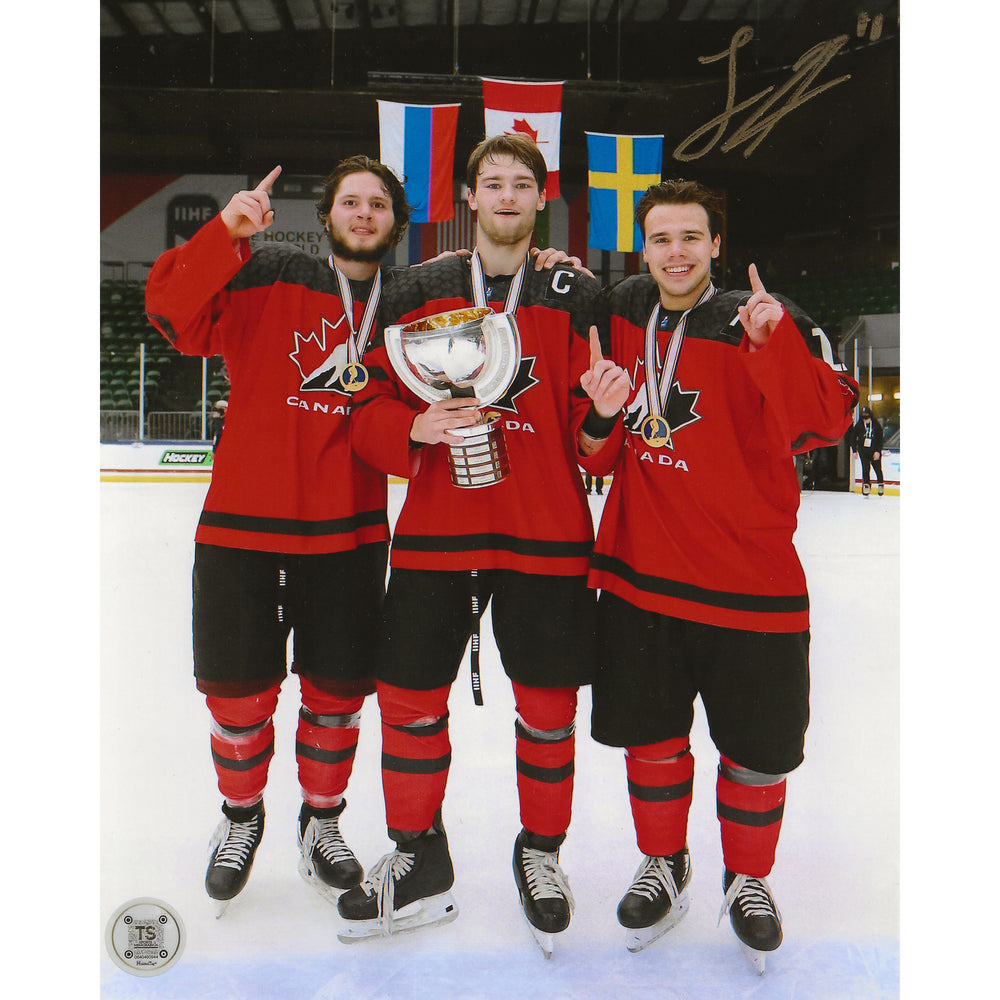 Photo de 8x10 de Logan Stankoven, dédicacée, de l'équipe Canada U-18 2021, capitaine avec célébration du trophée