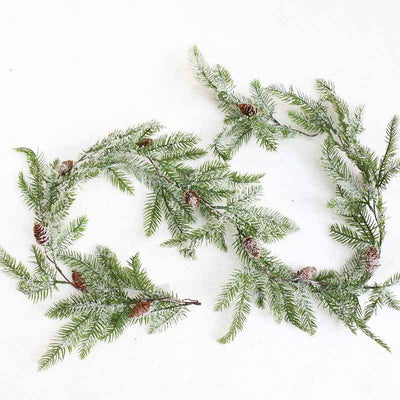 Décoration créative de branches de pin et de fruits rouges