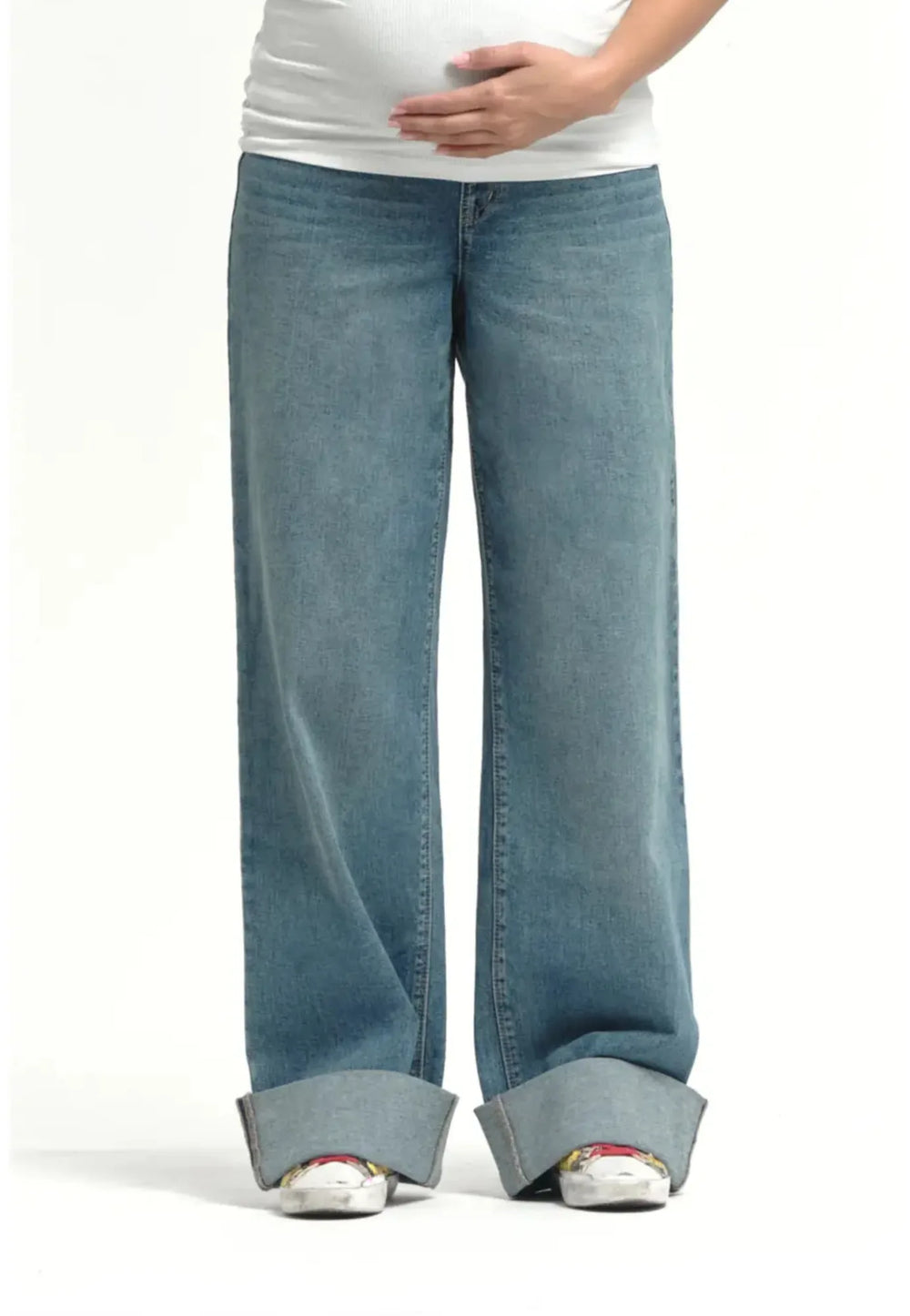 Jean maternité à jambe large avec revers roulé et ceinture abdominale en Willa