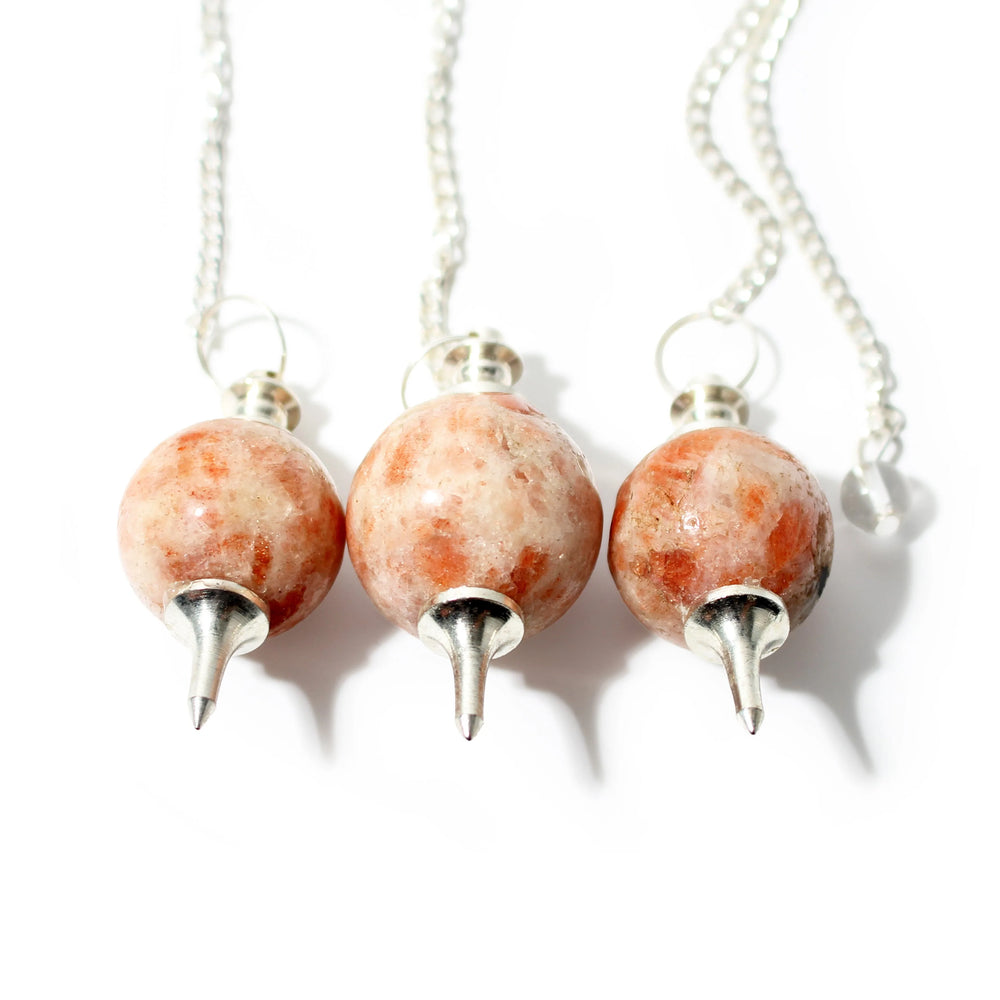 Ensemble de 3 pendules en héliolite, boule et pointe
