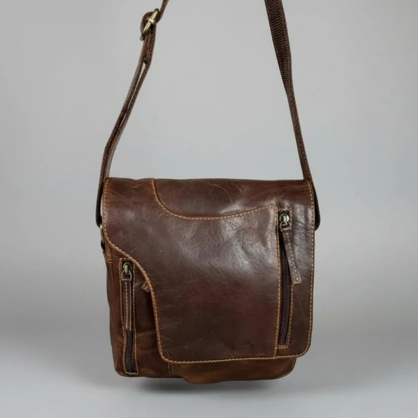 Sacoche en cuir véritable haut de gamme. Brun patiné avec multiples poches zippées.