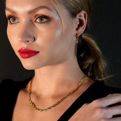 TARA Or: Collier entrelacé à texture peau de serpent à chevrons.