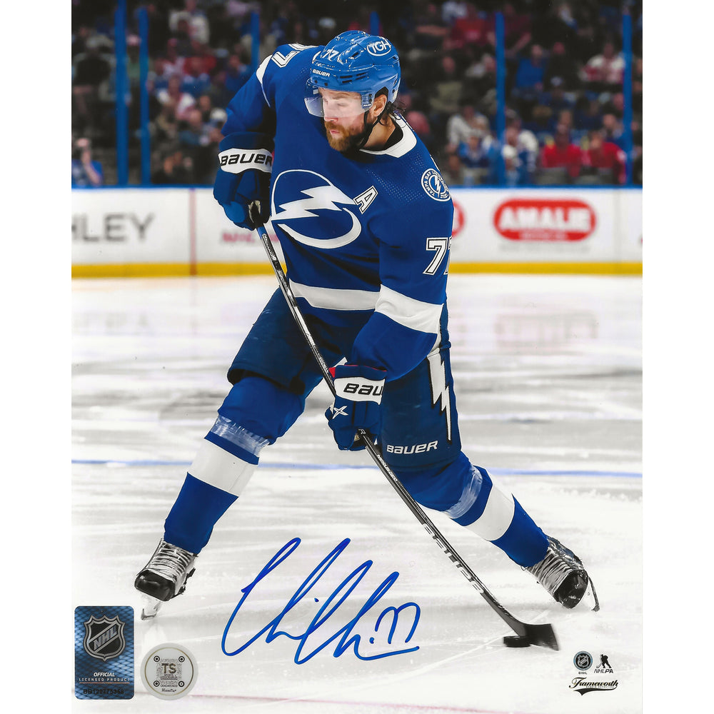 Photo 8x10 dédicacée par Victor Hedman, joueur du Lightning de Tampa Bay (Tir du poignet)