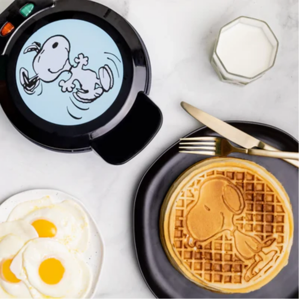 Uncanny Brands Peanuts Snoopy and Charlie Brown Double Waffle Maker – Non-Stick Breakfast Appliance