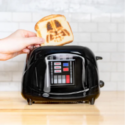 Uncanny Brands Darth Vader Elite Interactive Toaster (TSTEEMSRWVAD)