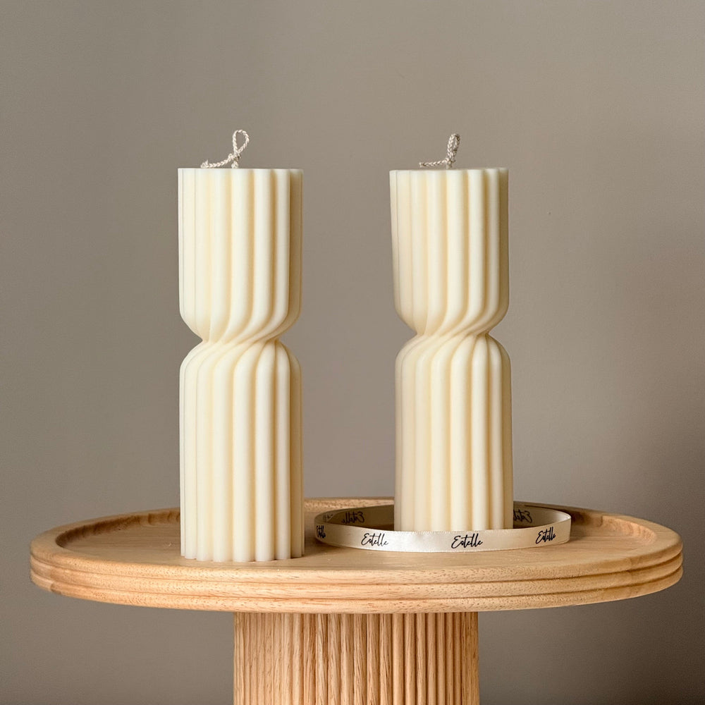 Petite Bougie Pilier Sablier Côtelée : Bougie Sculpturale en Cire de Soja